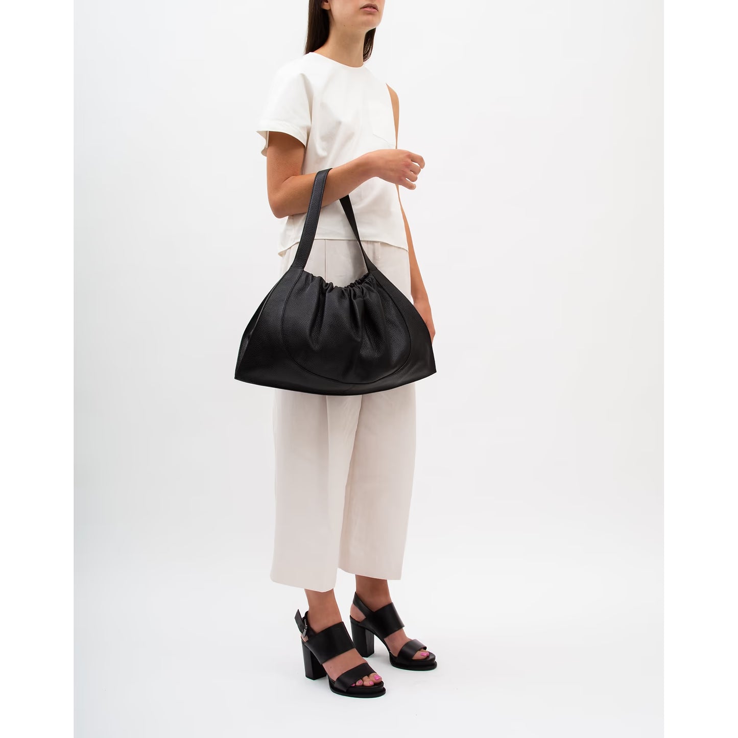 Geraffte Binde-Schultertasche aus genarbtem Leder