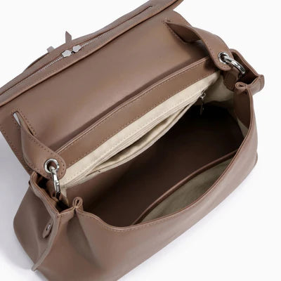 Schultertasche mit doppelter Gürtel-Lagen-Detail