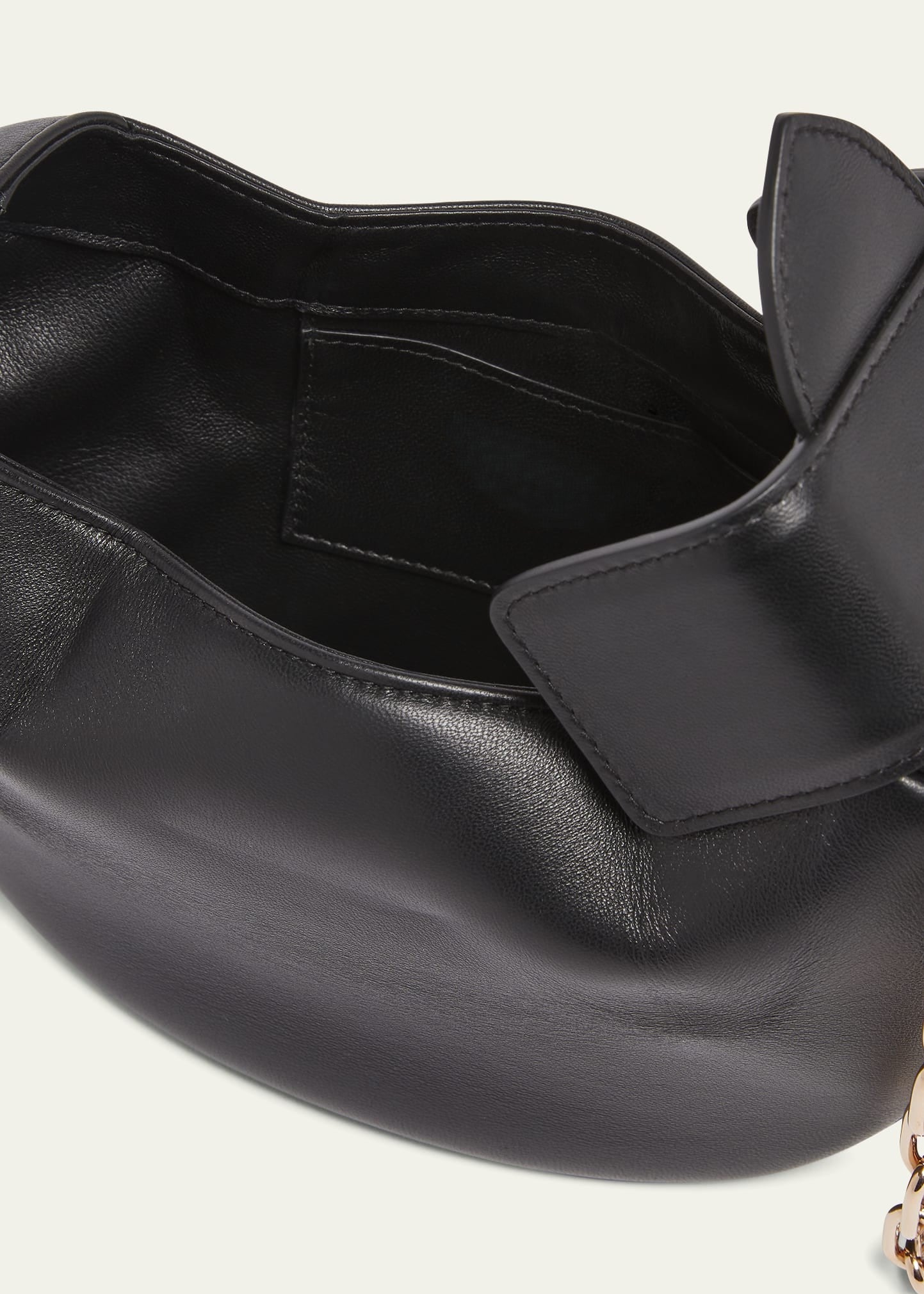 Kleine Clutch aus weichem Lammleder mit Messingkette und Magnetklappe