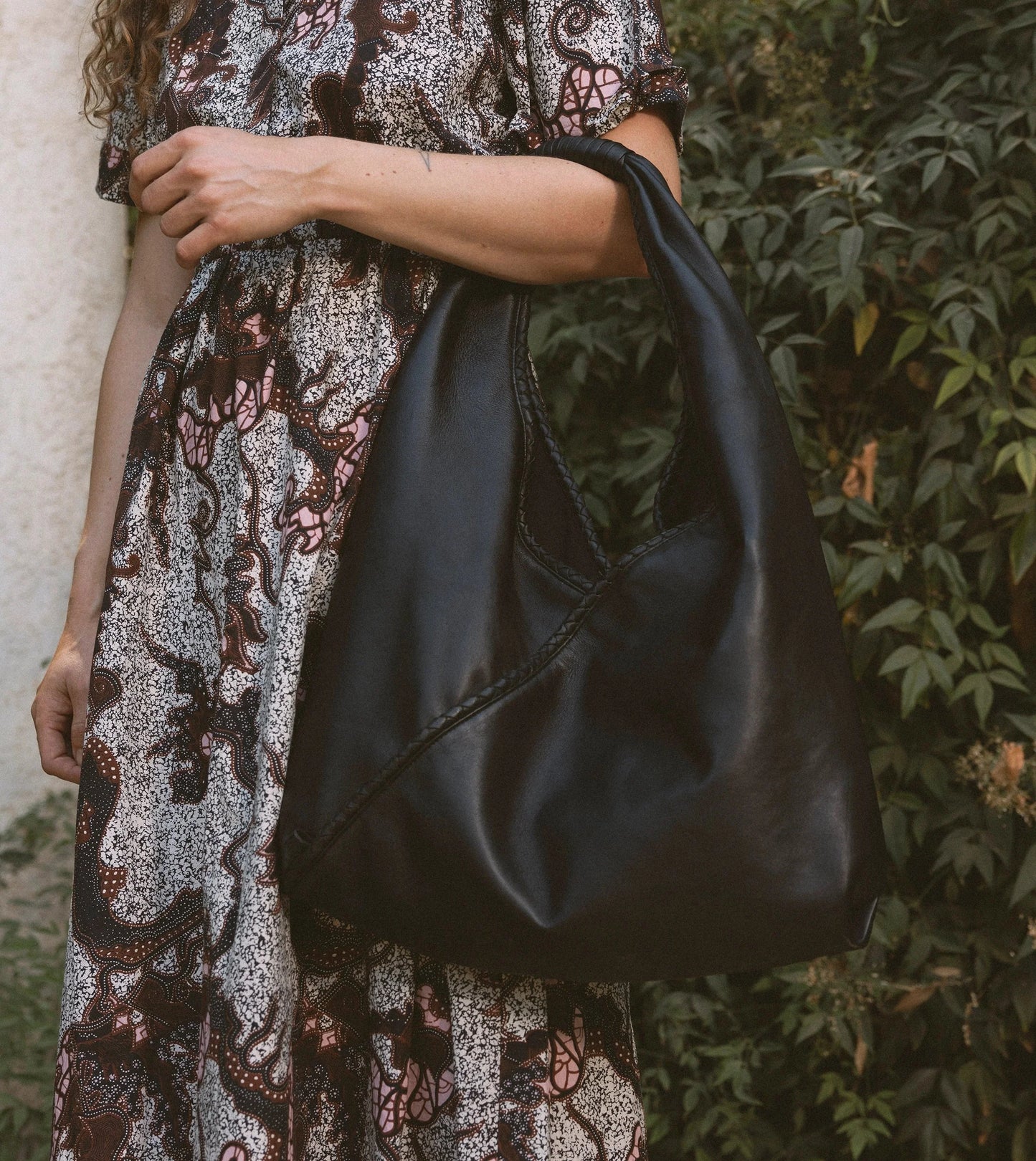Schlaffe Leder-Schultertasche mit geflochtenem Griff und Magnetverschluss