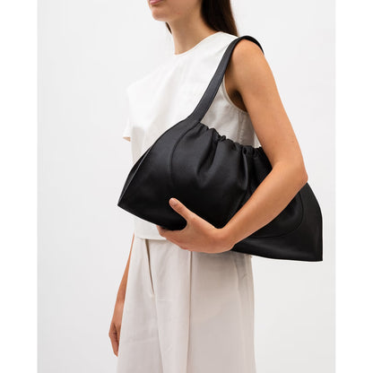 Geraffte Binde-Schultertasche aus genarbtem Leder