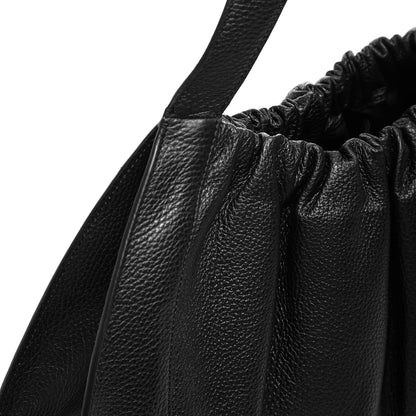 Geraffte Binde-Schultertasche aus genarbtem Leder
