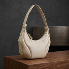 Halbmondförmige Hobo-Schultertasche mit verstellbarem Riemen