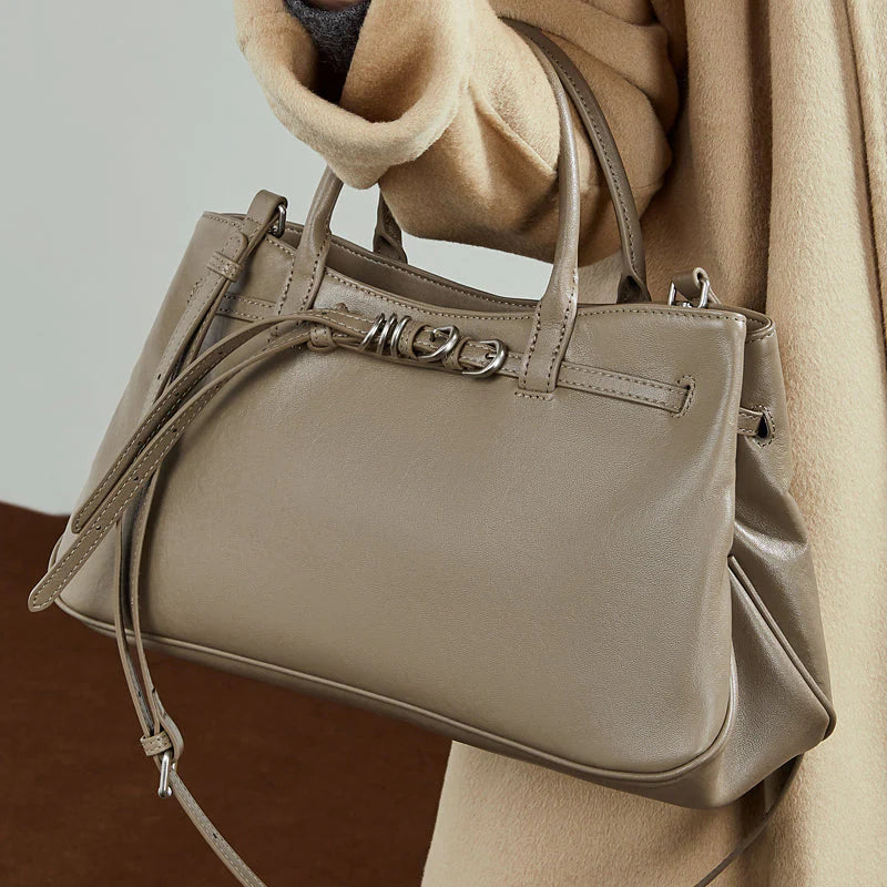 Strukturierte Handtasche mit Gürtel-Details und abnehmbarem Riemen