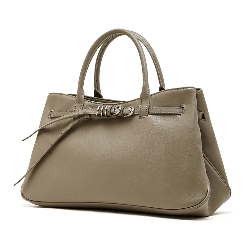 Strukturierte Handtasche mit Gürtel-Details und abnehmbarem Riemen
