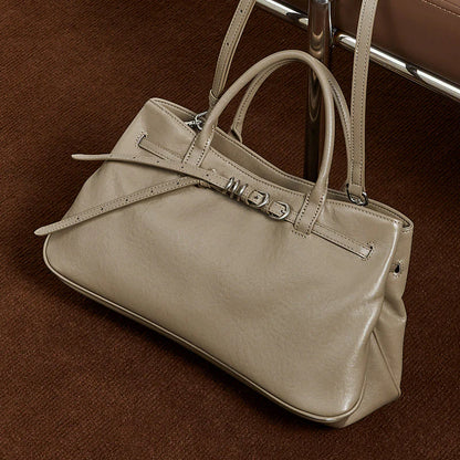 Strukturierte Handtasche mit Gürtel-Details und abnehmbarem Riemen