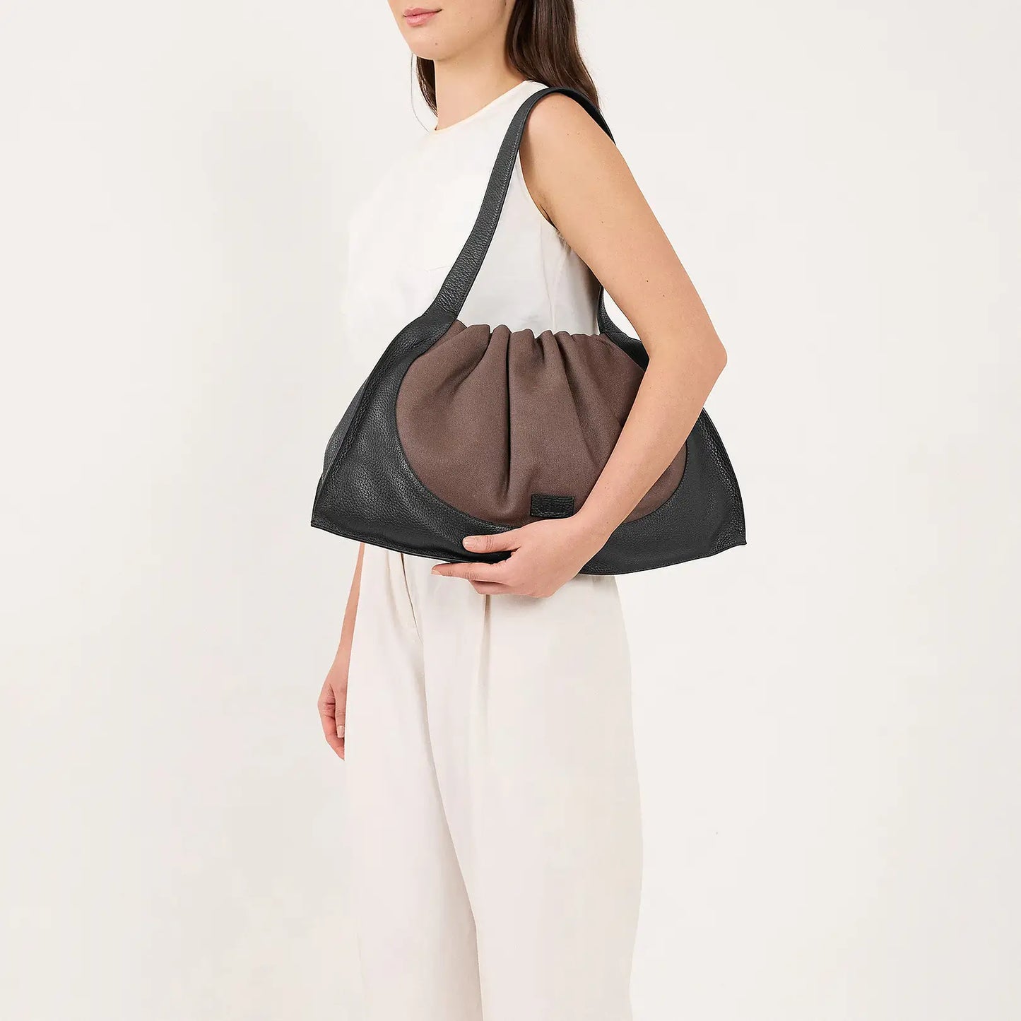Zweifarbige Hobo-Schultertasche mit Raffverschluss