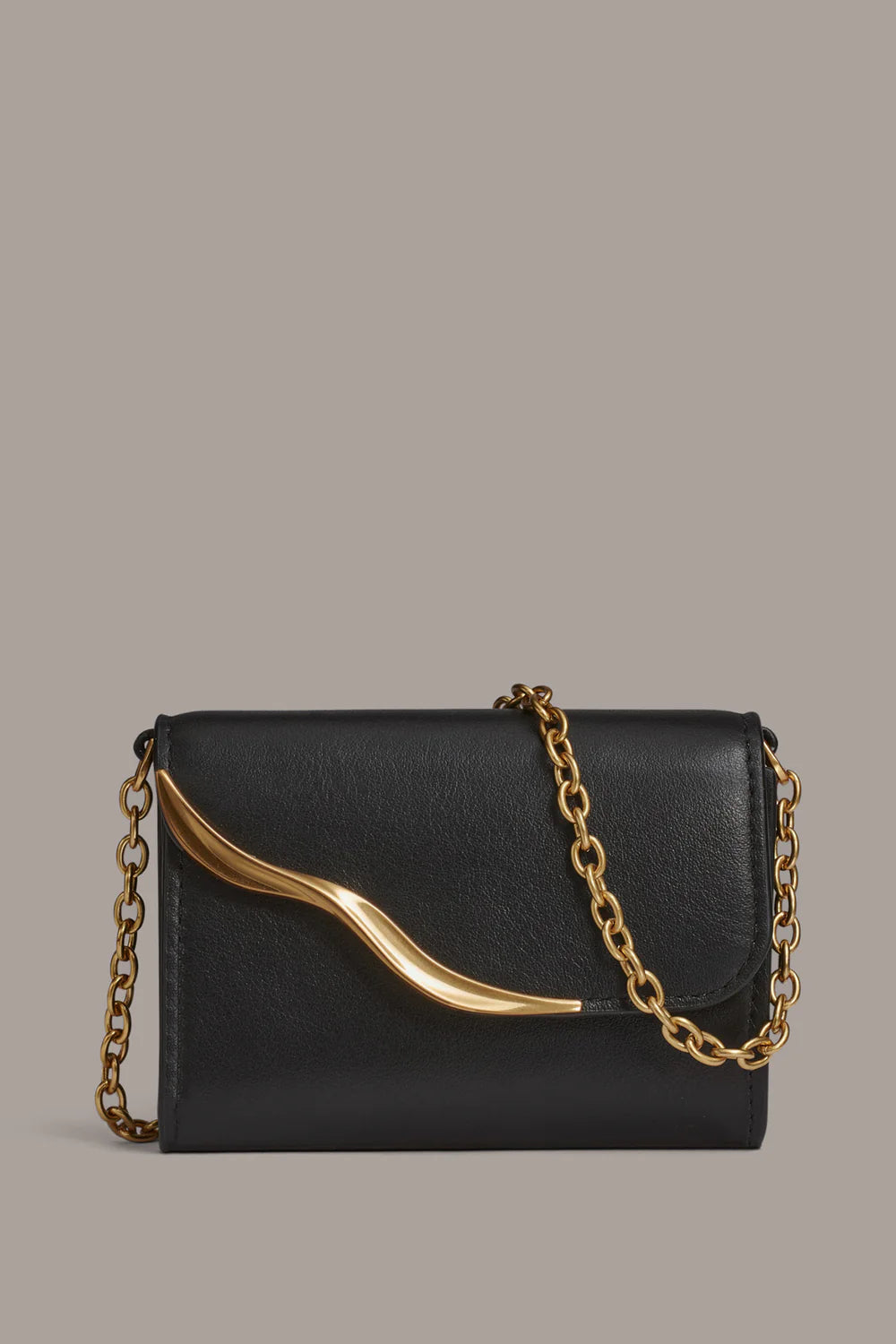 Mini-Umhängetasche mit wellenförmigem Goldbeschlag und Kettenriemen