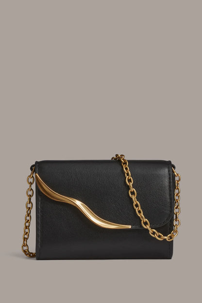Mini-Umhängetasche mit wellenförmigem Goldbeschlag und Kettenriemen