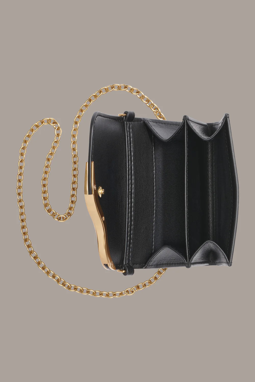 Mini-Umhängetasche mit wellenförmigem Goldbeschlag und Kettenriemen