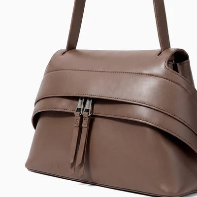 Schultertasche mit doppelter Gürtel-Lagen-Detail