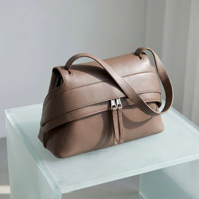 Schultertasche mit doppelter Gürtel-Lagen-Detail