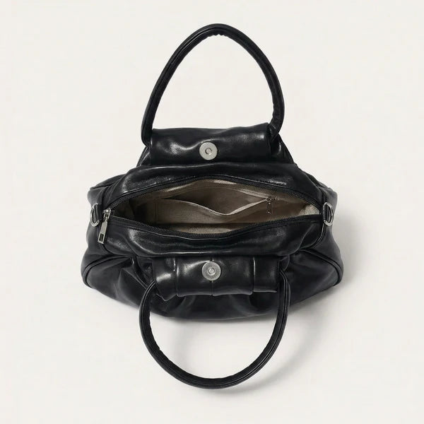 Kompakte Handtasche mit markanter Frontraffung