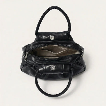 Kompakte Handtasche mit markanter Frontraffung