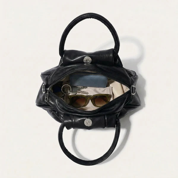 Kompakte Handtasche mit markanter Frontraffung