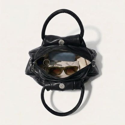 Kompakte Handtasche mit markanter Frontraffung