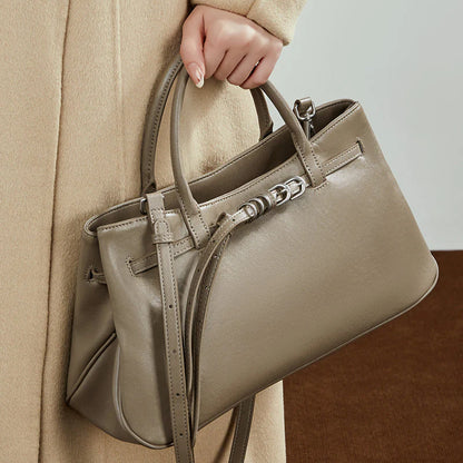 Strukturierte Handtasche mit Gürtel-Details und abnehmbarem Riemen