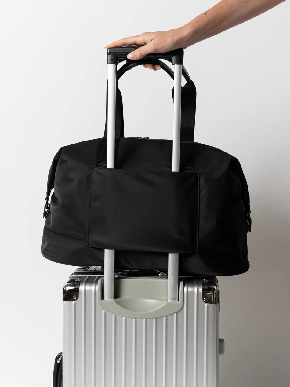Vielseitige Weekender Tasche aus wasserfestem Nylon mit Gepäckgurt