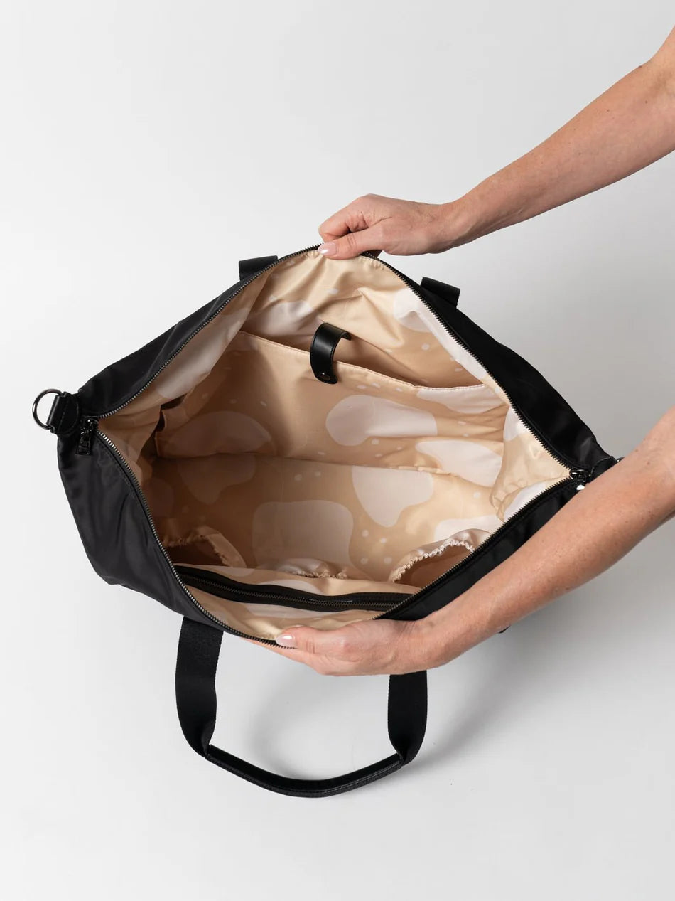 Vielseitige Weekender Tasche aus wasserfestem Nylon mit Gepäckgurt