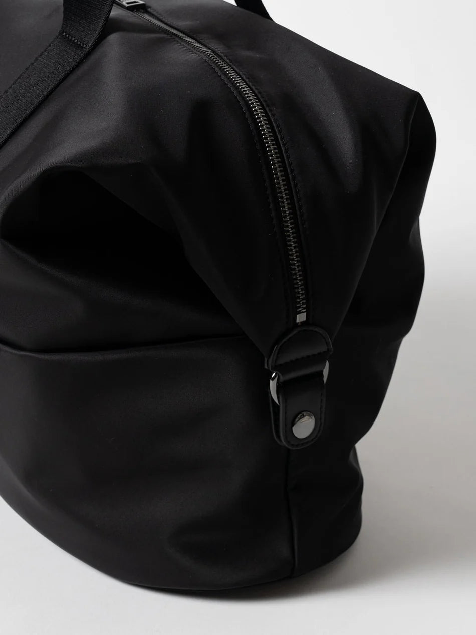 Vielseitige Weekender Tasche aus wasserfestem Nylon mit Gepäckgurt