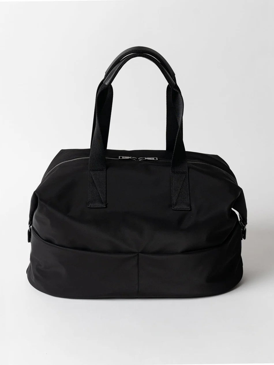 Vielseitige Weekender Tasche aus wasserfestem Nylon mit Gepäckgurt