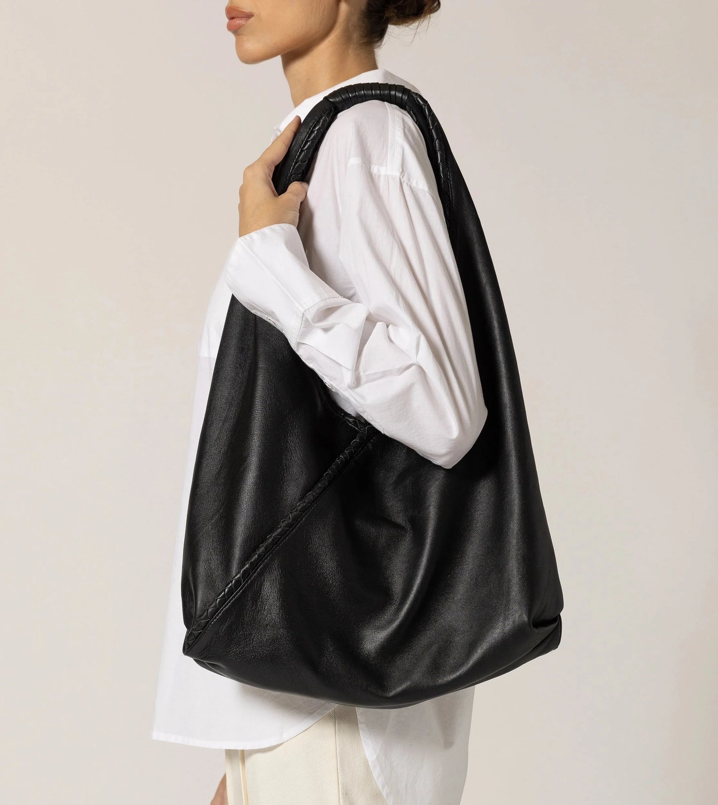 Schlaffe Leder-Schultertasche mit geflochtenem Griff und Magnetverschluss