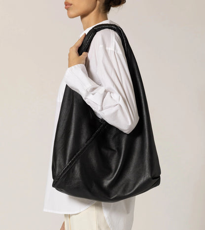 Schlaffe Leder-Schultertasche mit geflochtenem Griff und Magnetverschluss