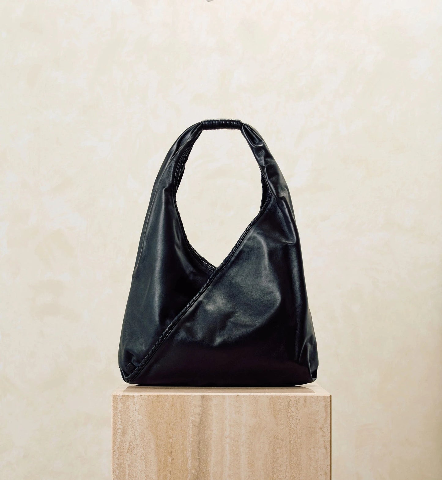 Schlaffe Leder-Schultertasche mit geflochtenem Griff und Magnetverschluss