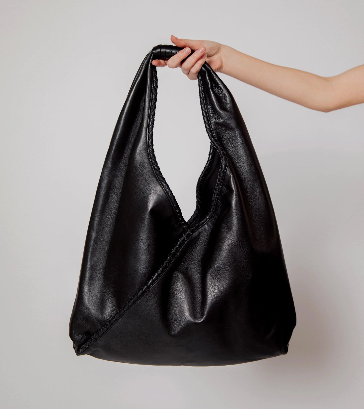 Schlaffe Leder-Schultertasche mit geflochtenem Griff und Magnetverschluss