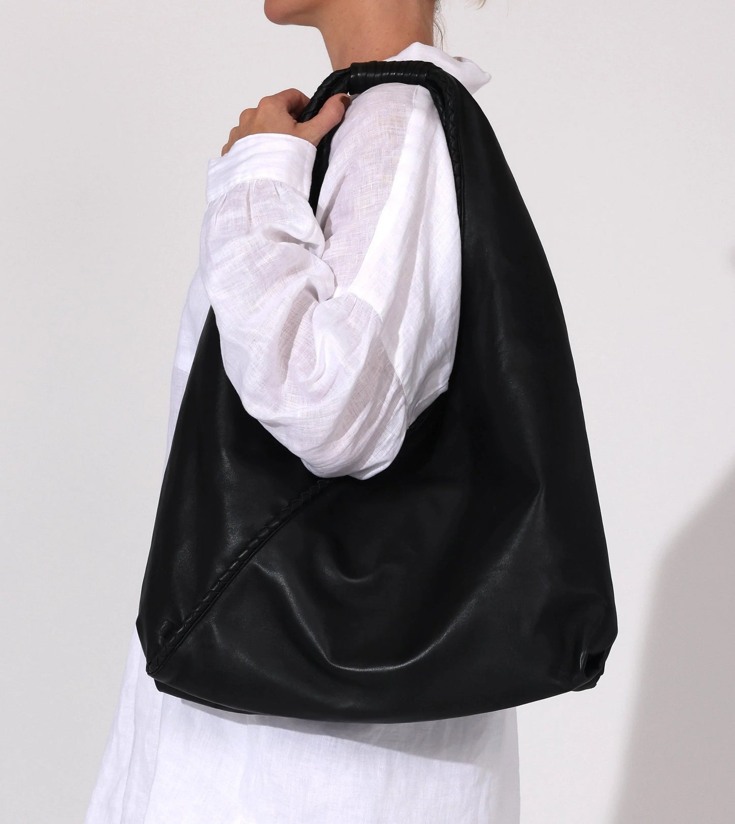 Schlaffe Leder-Schultertasche mit geflochtenem Griff und Magnetverschluss