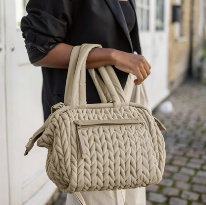 Gesteppte Mini-Wickeltasche mit großem Öffnungsbereich